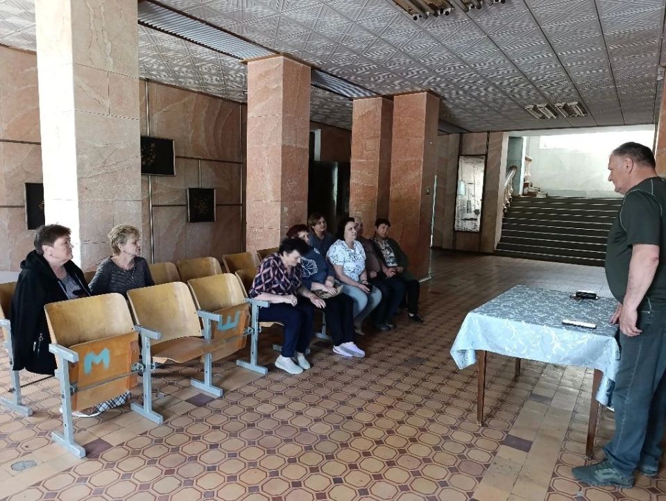 Первый заместитель главы администрации Амвросиевского муниципального округа Бутко Борис провел встречу с жителями пос