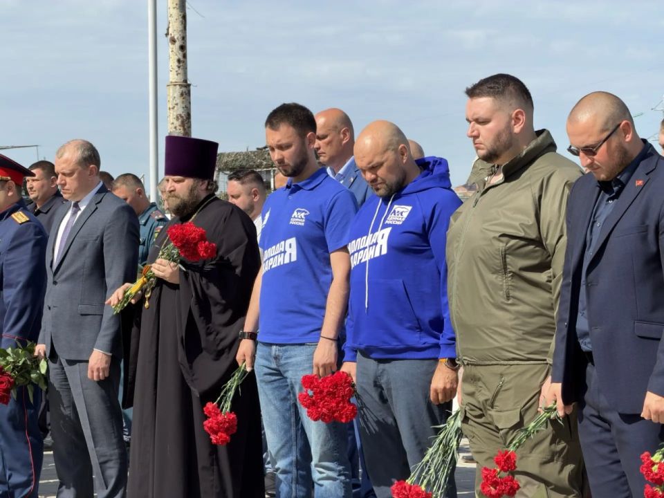Победы начались здесь: в годовщину освобождения Мариуполя к мемориалу азовстальцам возложили цветы Победы начались здесь: в годовщину освобождения Мариуполя к мемориалу азовстальцам возложили цветы
