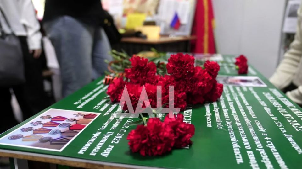 «Парты Героя» в память о четырех защитниках открыли в донецких школах «Парты Героя» в память о четырех защитниках открыли в донецких школах