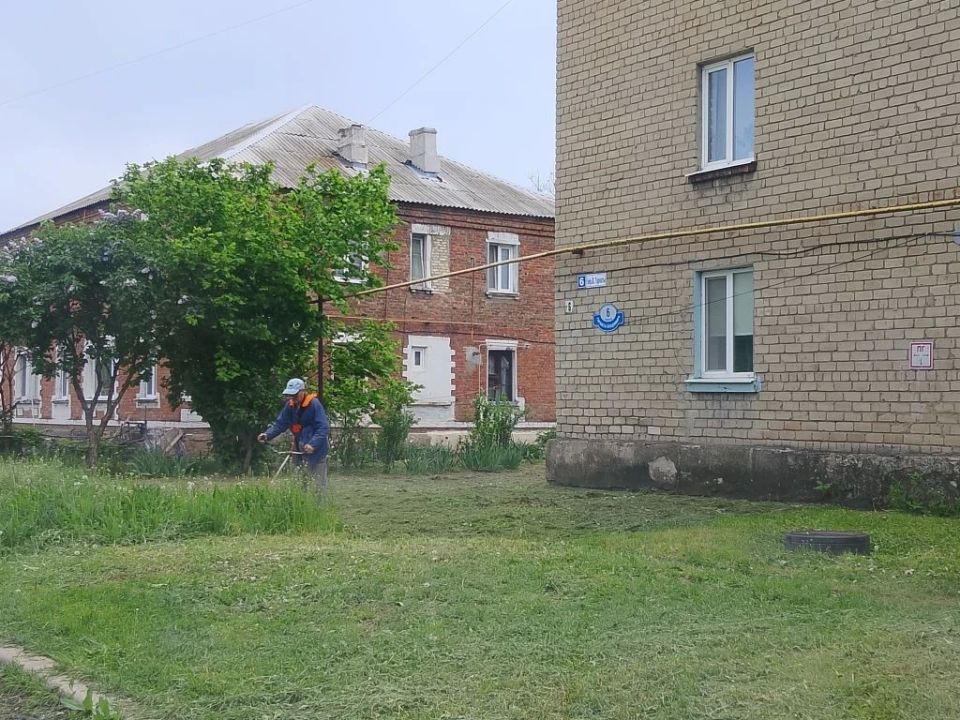 19 мая, в рамках реализации проекта «Маленькие добрые дела», с целью приведения территории в надлежащее санитарное состояние жителями жилого дома № 6 по переулку Гарматы проведены работы по покосу сорных и карантинных трав...