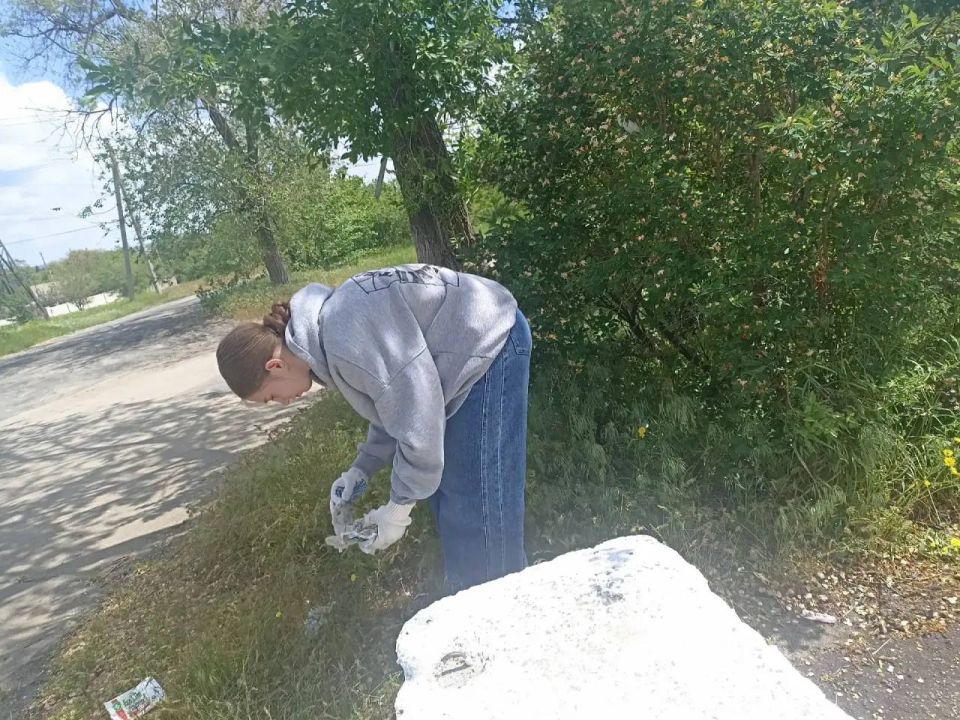 Акция «Маленькие добрые дела» продолжает свою работу в г. Моспино. Так, сегодня, 20 мая, учащиеся «ГБОУ Школа № 153 г.о. Донецк» очистили от мусора и сорняков территорию у «Памятника воинам-землякам» Акция «Маленькие добрые дела» продолжает свою работу в г. Моспино. Так, сегодня, 20 мая, учащиеся «ГБОУ Школа № 153 г.о. Донецк» очистили от мусора и сорняков территорию у «Памятника воинам-землякам»