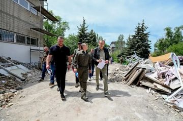 Губернатор Ленинградской области Александр Дрозденко проинспектировал восстанавливаемые объекты образования в Енакиеве