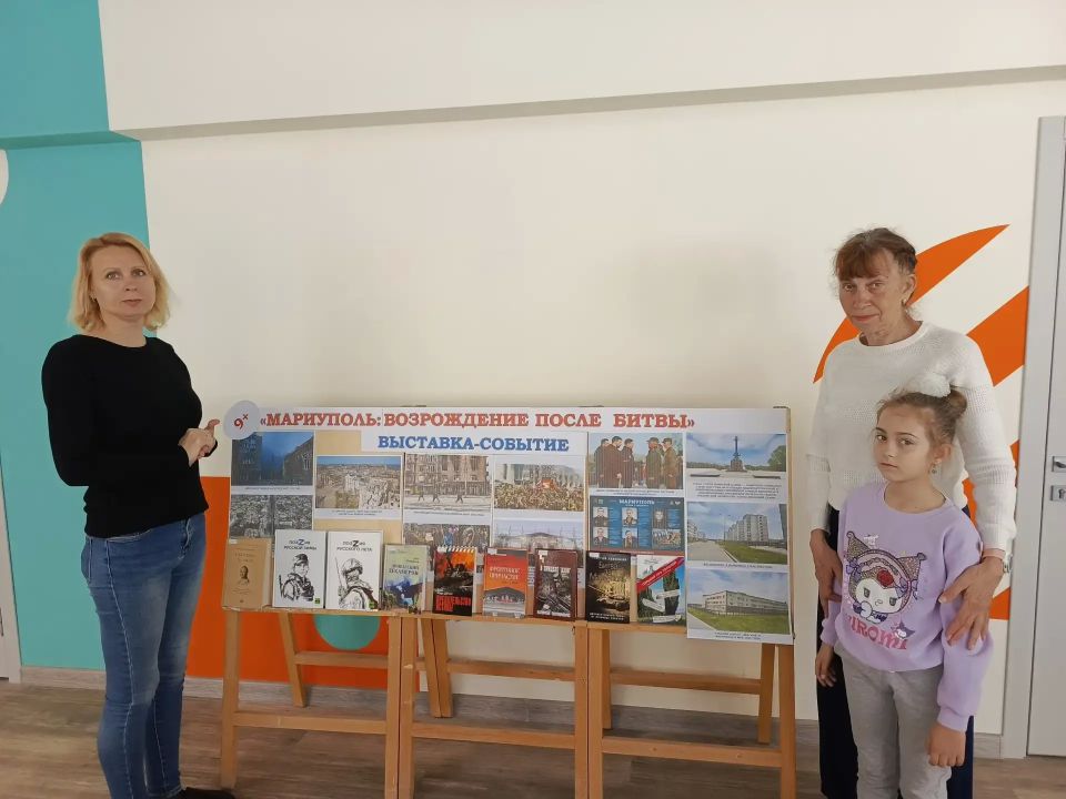 В городских библиотеках проходят выставки ко Дню освобождения Мариуполя В городских библиотеках проходят выставки ко Дню освобождения Мариуполя