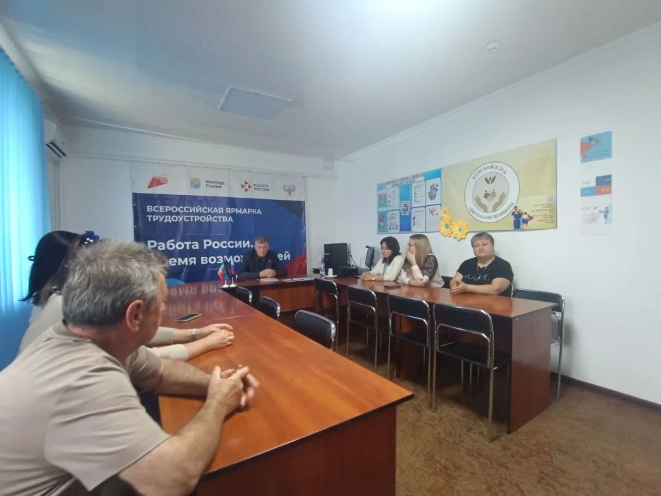 Провел встречу с трудовым коллективом ГБУ "Володарский районный центр занятости"