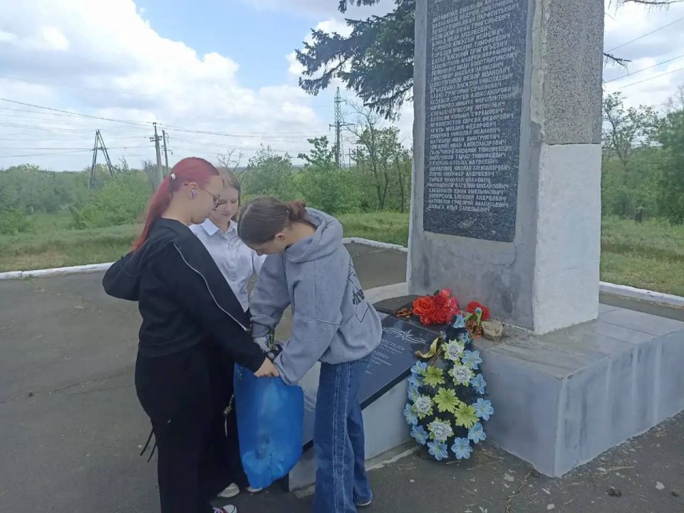 Акция «Маленькие добрые дела» продолжает свою работу в г. Моспино. Так, сегодня, 20 мая, учащиеся «ГБОУ Школа № 153 г.о. Донецк» очистили от мусора и сорняков территорию у «Памятника воинам-землякам» Акция «Маленькие добрые дела» продолжает свою работу в г. Моспино. Так, сегодня, 20 мая, учащиеся «ГБОУ Школа № 153 г.о. Донецк» очистили от мусора и сорняков территорию у «Памятника воинам-землякам»