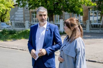 Алексей Дорофеев: Знаете, что меня иногда поражает больше всего? Учительница, у которой дома своя беда, в кабинете директора школы №25 говорила не о себе