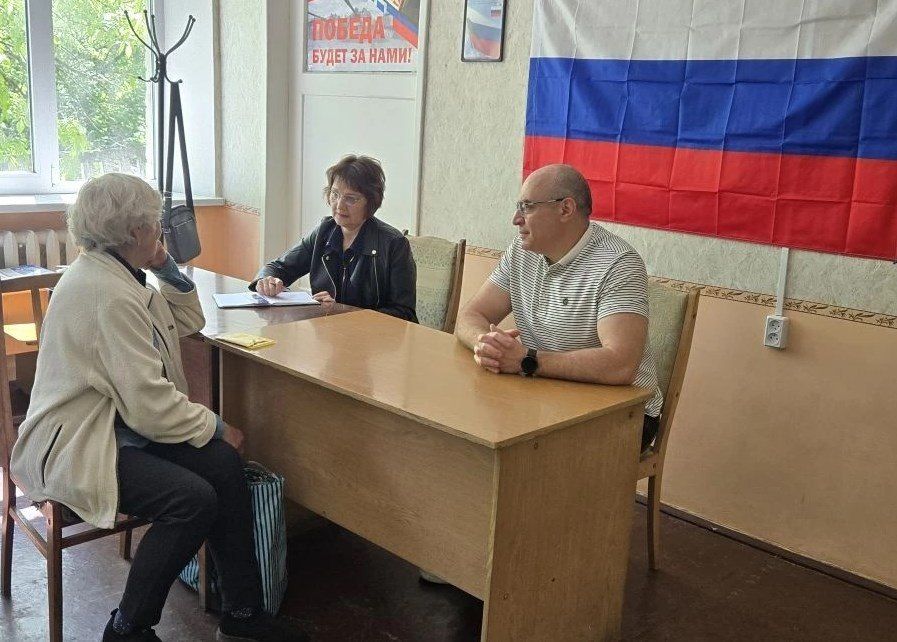 Сегодня, первый заместитель главы администрации городского округа Дебальцево Максим Вельма провел прием участников СВО и членов их семей на базе филиала Фонда «Защитники Отечества»