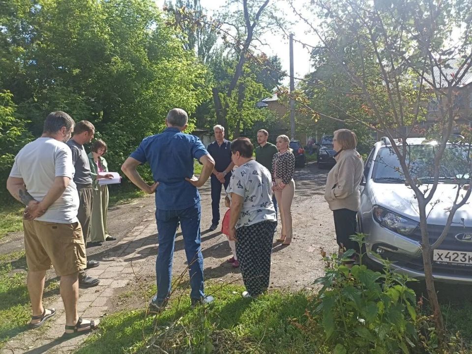 Иван Адамец: Первый заместитель руководителя управы Куйбышевского района Алина Волкова совместно с депутатами городского совета Дмитрием Пефтеевым, Валерием Солодовниковым и Сергеем Остапенко провела встречу с жителями дома...