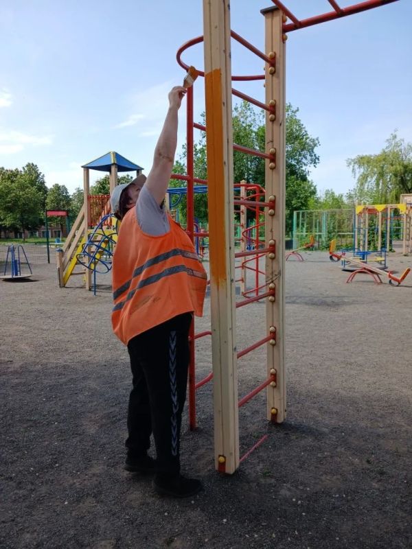 В Снежном продолжаются работы по благоустройству территорий общего пользования В Снежном продолжаются работы по благоустройству территорий общего пользования