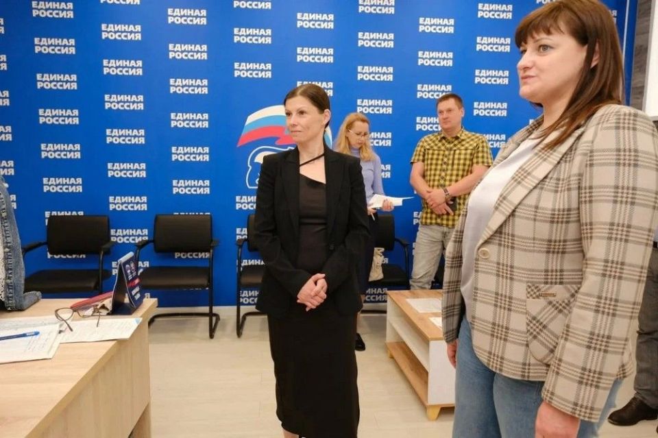 Участница предварительного голосования «Единой России» от ДНР Ирина Куксенкова побывала сегодня в Макеевке, где обсудила с врио главы города Юлией Ивановой темпы модернизации городской инфраструктуры, а также посетила ряд... Участница предварительного голосования «Единой России» от ДНР Ирина Куксенкова побывала сегодня в Макеевке, где обсудила с врио главы города Юлией Ивановой темпы модернизации городской инфраструктуры, а также посетила ряд...
