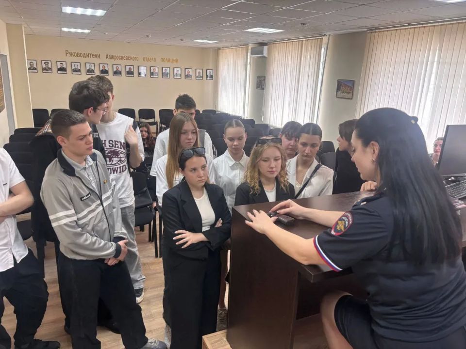 Полицейские провели профориентационную встречу со школьниками Полицейские провели профориентационную встречу со школьниками