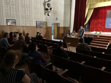 Глава Новоазовского муниципального округа Василий Овчаров совместно с руководителем общественного совета муниципалитета Николаем Умрихиным встретился с жителями села Казацкое