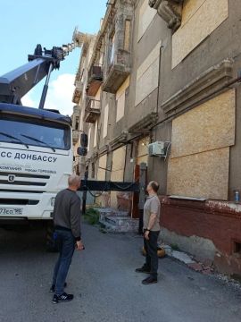 Роман Конев: В рамках партийного проекта «Школа ЖКХ» депутат Горловского городского совета Геннадий Маюров и заместитель главы администрации Горловки Игорь Горбатов осмотрели многоквартирный дом, пострадавший от обстрелов ВСУ