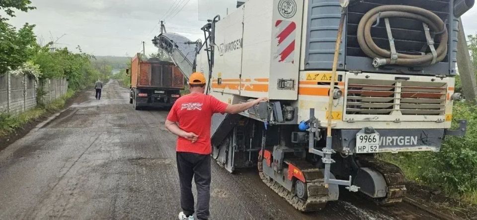 Нижегородские подрядчики обновляют дорогу в пгт Горное Харцызского округа Нижегородские подрядчики обновляют дорогу в пгт Горное Харцызского округа
