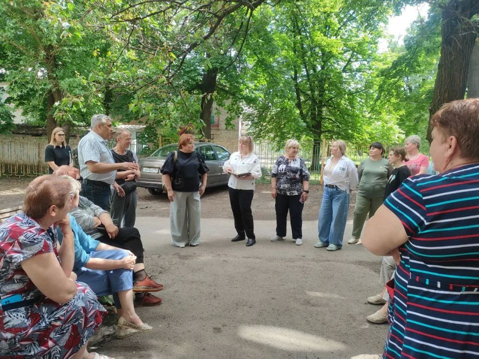 В рамках поручения Главы ДНР Дениса Пушилина, 21 мая, руководитель Управы Кировского внутригородского района Администрации городского округа Макеевка Донецкой Народной Республики Андрей Хорошко и депутат Народного Совета... В рамках поручения Главы ДНР Дениса Пушилина, 21 мая, руководитель Управы Кировского внутригородского района Администрации городского округа Макеевка Донецкой Народной Республики Андрей Хорошко и депутат Народного Совета...