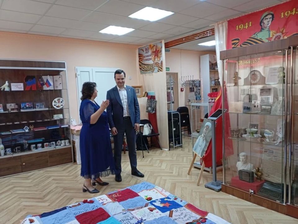 Сегодня Ясиноватский городской музей принимал почетного гостя - заслуженного деятеля искусств Донецкой Народной Республики, генерального директора – художественного руководителя Донецкой государственной академической... Сегодня Ясиноватский городской музей принимал почетного гостя - заслуженного деятеля искусств Донецкой Народной Республики, генерального директора – художественного руководителя Донецкой государственной академической...