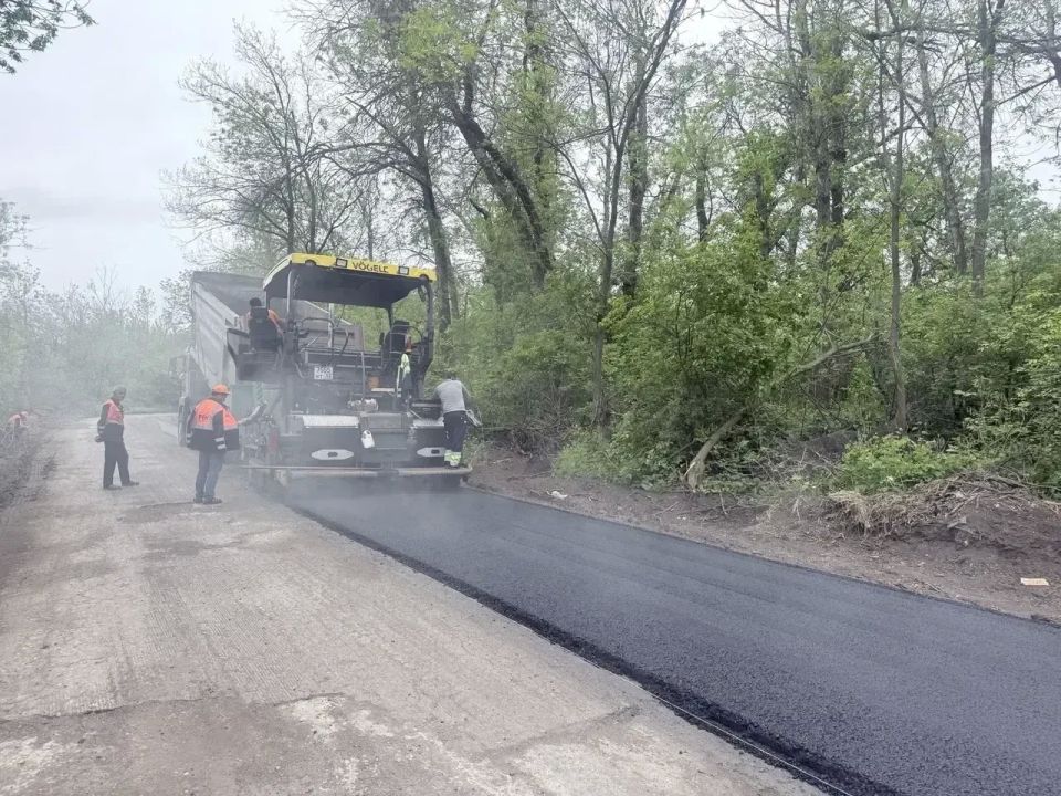 Нижегородские подрядчики обновляют дорогу в пгт Горное Харцызского округа Нижегородские подрядчики обновляют дорогу в пгт Горное Харцызского округа