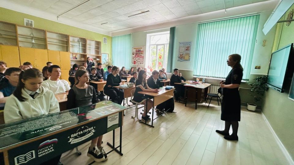 Сотрудники ПДН провели профилактическую беседу о терроризме и экстремизме с учащимися 6–8-х классов школы № 4 Ясиноватой Сотрудники ПДН провели профилактическую беседу о терроризме и экстремизме с учащимися 6–8-х классов школы № 4 Ясиноватой