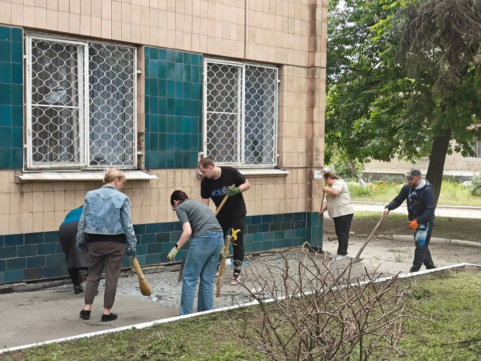 В Снежном прошла еженедельная акция «Чистый четверг» В Снежном прошла еженедельная акция «Чистый четверг»