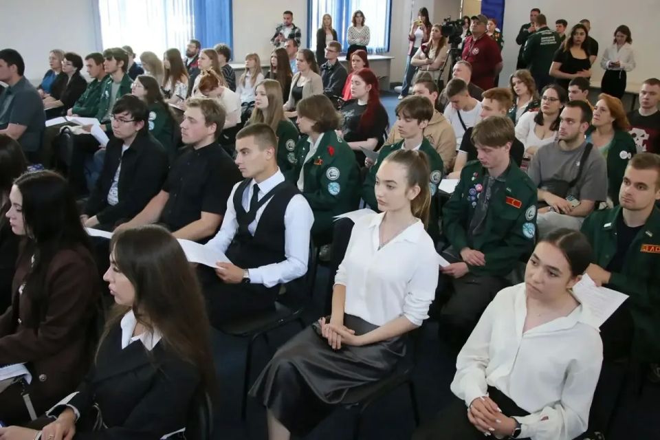В рамках нацпроекта «Молодёжь и дети» провели стратегическую сессию регионального проекта «Донбасс.Карьера». С ребятами из российских студотрядов, представителями органов исполнительной власти, работодателями В рамках нацпроекта «Молодёжь и дети» провели стратегическую сессию регионального проекта «Донбасс.Карьера». С ребятами из российских студотрядов, представителями органов исполнительной власти, работодателями