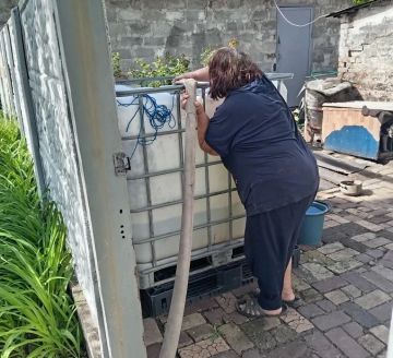 В Кировском внутригородском районе при поддержке региона-шефа Московская область продолжается подвоз воды для жителей домов, в которые в установленный графиком день не поступила вода
