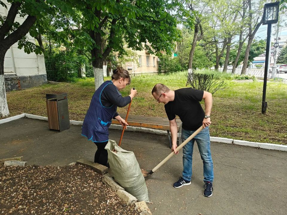 В Снежном прошла еженедельная акция «Чистый четверг» В Снежном прошла еженедельная акция «Чистый четверг»