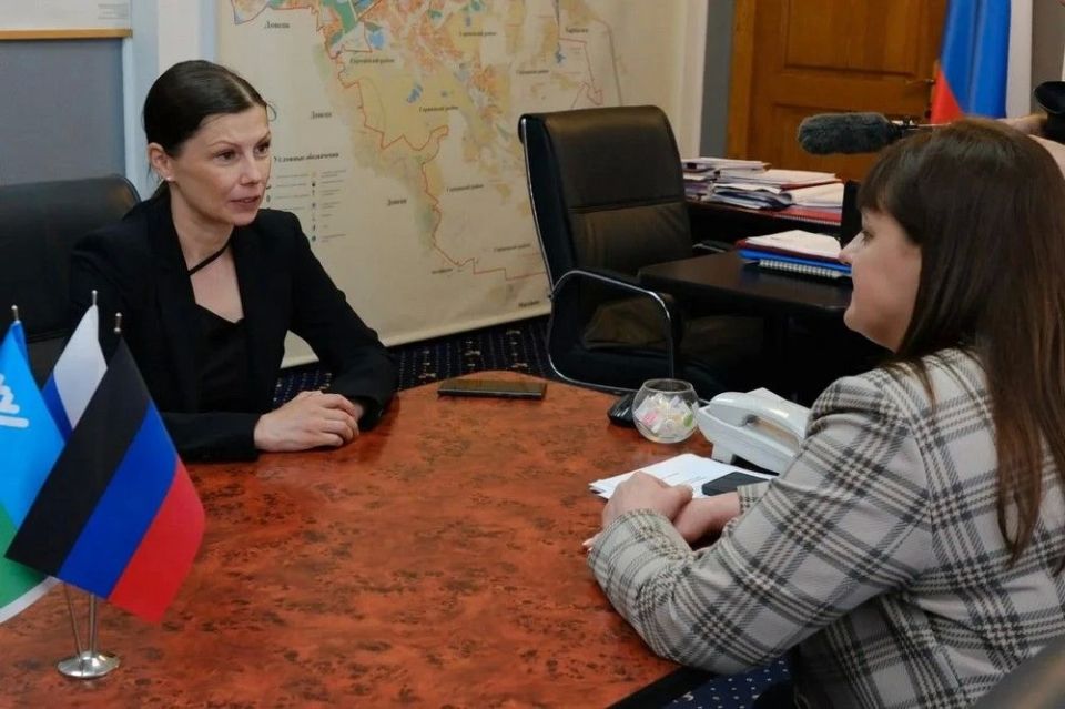 Участница предварительного голосования «Единой России» от ДНР Ирина Куксенкова побывала сегодня в Макеевке, где обсудила с врио главы города Юлией Ивановой темпы модернизации городской инфраструктуры, а также посетила ряд...