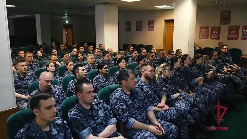 Офицер спецназа Росгвардии, обладатель крапового берета и кавалер ордена Мужества Лев Макеев провел патриотическую встречу со слушателями Центра профессиональной подготовки сотрудников вневедомственной охраны имени Героя...