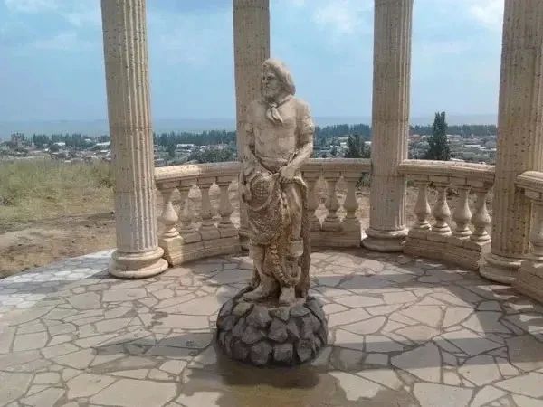 Памятник рыбаку в Мелекино Памятник рыбаку в Мелекино
