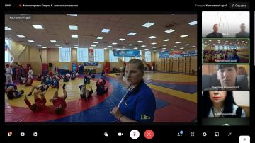 Учителя физической культуры ГБОУ "Светлодарский УВК г.о. Дебальцево" 21 мая приняли участие в увлекательном онлайн мастер-классе по самбо. Это событие стало настоящим подарком для наших педагогов, ведь его провела Светлана...