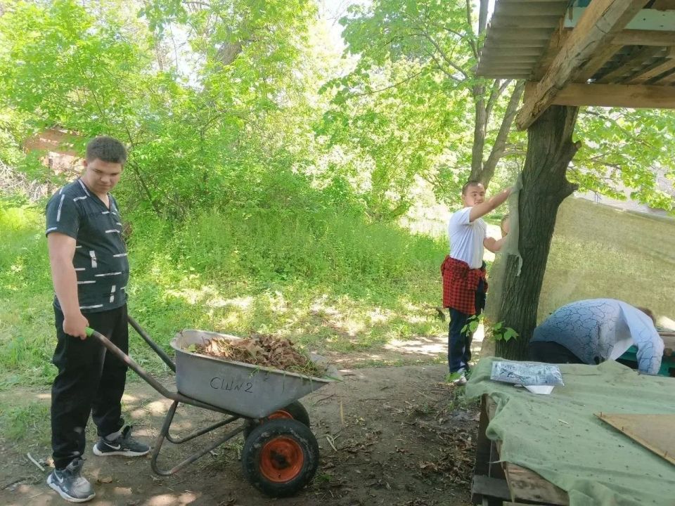 В Снежном юнармейцы провели трудовую акцию на территории школы № 2 В Снежном юнармейцы провели трудовую акцию на территории школы № 2