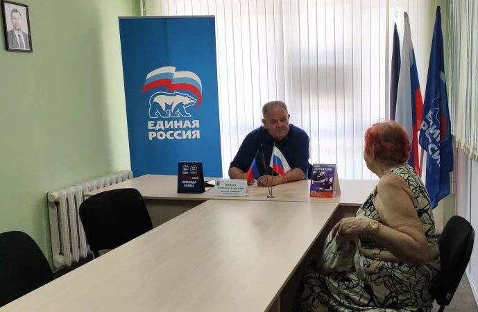 В общественной приёмной Амвросиевского местного отделения Всероссийской политической партии «Единая Россия» состоялся приём граждан, который провёл председатель Амвросиевского муниципального совета Александр Шульга