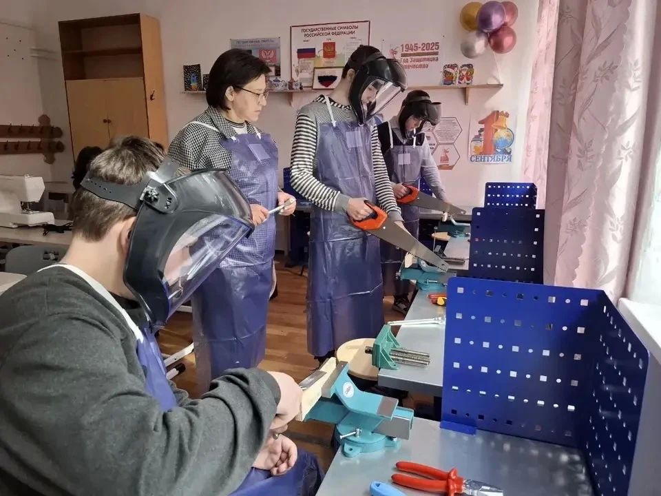 В ДНР продолжается оснащение школьных кабинетов по основам безопасности и защиты Родины и труду В ДНР продолжается оснащение школьных кабинетов по основам безопасности и защиты Родины и труду