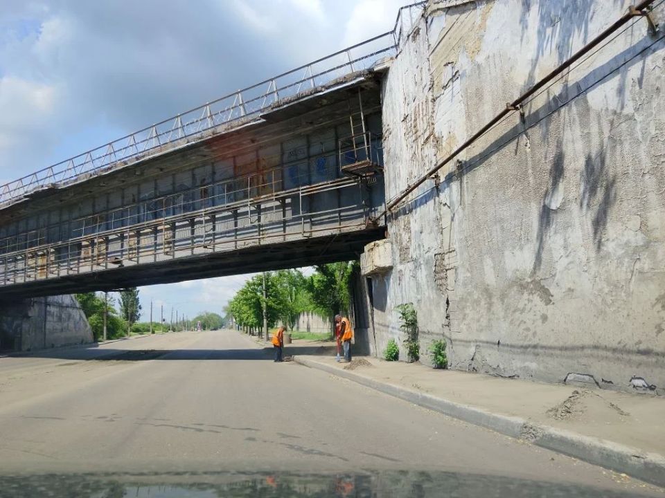 20 мая, с целью приведения территории в надлежащее санитарное состояние в Кировском внутригородском районе города Макеевки силами МУП АГМ «Перспектива» проведены работы по уборке тротуара и смета под бордюром вдоль дороги по... 20 мая, с целью приведения территории в надлежащее санитарное состояние в Кировском внутригородском районе города Макеевки силами МУП АГМ «Перспектива» проведены работы по уборке тротуара и смета под бордюром вдоль дороги по...