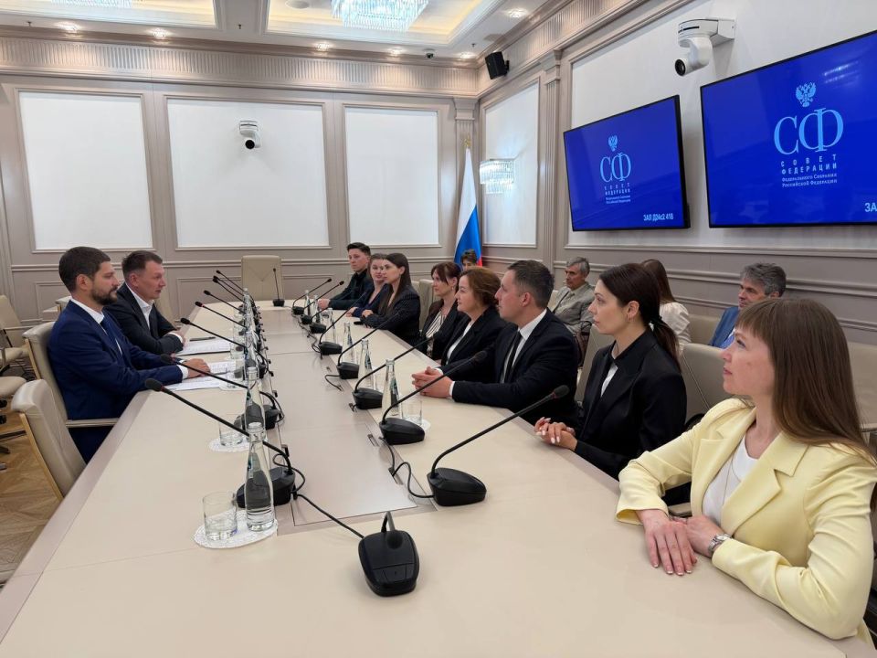 Александр Волошин: Сегодня в Совете Федерации совместно с председателем Комитета по аграрно-продовольственной политике и природопользованию СФ Александром Двойных провели рабочую встречу с делегацией Аппарата Народного... Александр Волошин: Сегодня в Совете Федерации совместно с председателем Комитета по аграрно-продовольственной политике и природопользованию СФ Александром Двойных провели рабочую встречу с делегацией Аппарата Народного...