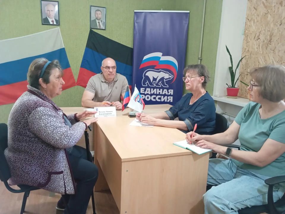 Сегодня, 21 мая 2026 года первый заместитель главы администрации городского округа Дебальцево Максим Вельма провел приём граждан в общественной приёмной г. Светлодарска
