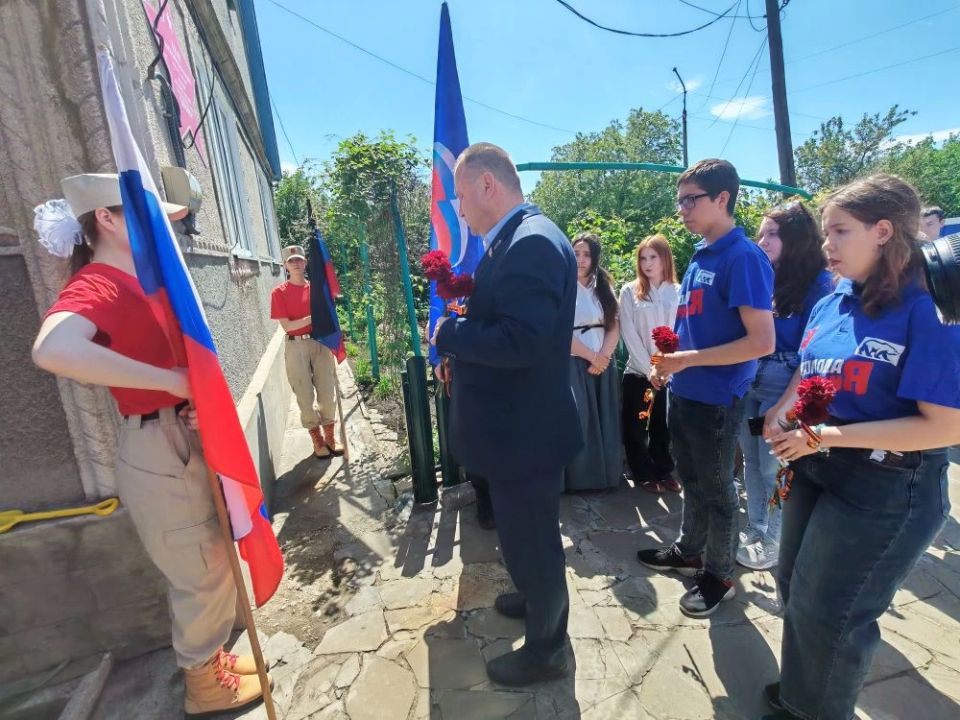 Помним Героя: В Торезе открыли "Парту Героя" и "Звезду Героя" в память о Василии Ткаче! Помним Героя: В Торезе открыли "Парту Героя" и "Звезду Героя" в память о Василии Ткаче!