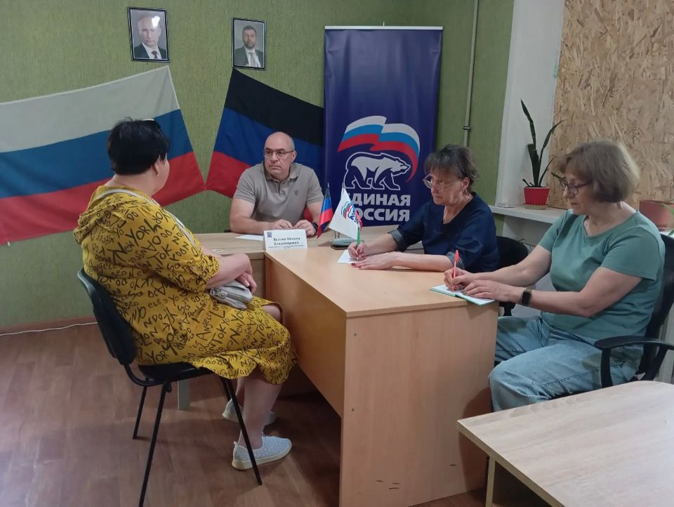 Сегодня, 21 мая 2026 года первый заместитель главы администрации городского округа Дебальцево Максим Вельма провел приём граждан в общественной приёмной г. Светлодарска Сегодня, 21 мая 2026 года первый заместитель главы администрации городского округа Дебальцево Максим Вельма провел приём граждан в общественной приёмной г. Светлодарска