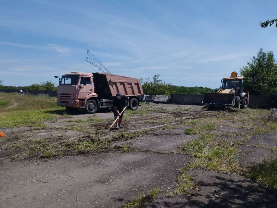 В Снежном прошла еженедельная акция «Чистый четверг» В Снежном прошла еженедельная акция «Чистый четверг»