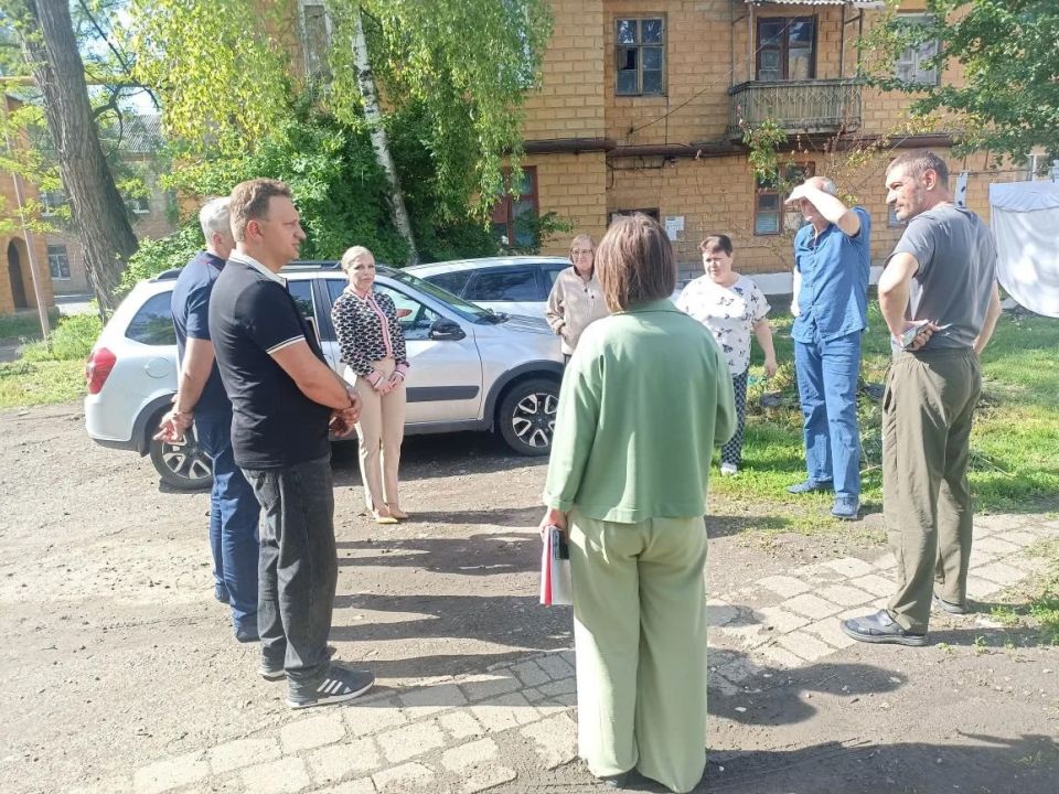 Иван Адамец: Первый заместитель руководителя управы Куйбышевского района Алина Волкова совместно с депутатами городского совета Дмитрием Пефтеевым, Валерием Солодовниковым и Сергеем Остапенко провела встречу с жителями дома... Иван Адамец: Первый заместитель руководителя управы Куйбышевского района Алина Волкова совместно с депутатами городского совета Дмитрием Пефтеевым, Валерием Солодовниковым и Сергеем Остапенко провела встречу с жителями дома...
