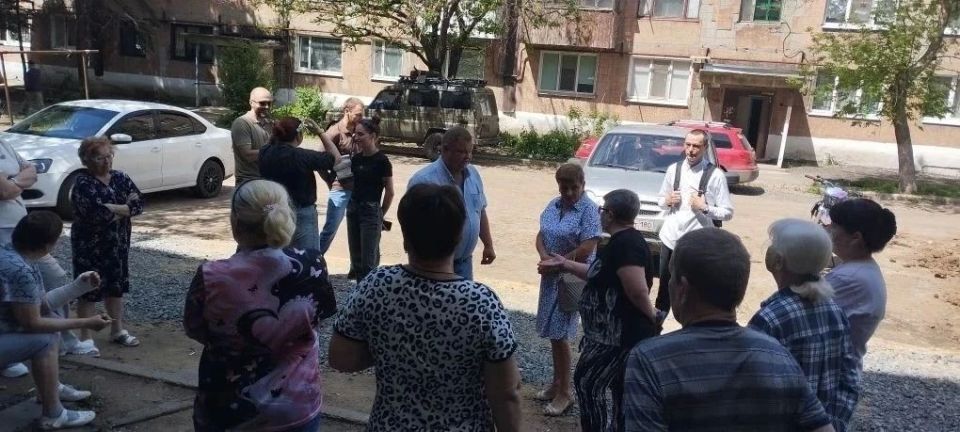 Игорь Мартынов: Встречи с населением. 21 мая заместитель главы администрации муниципального образования городского округа Енакиево Владислав Пахомов провел встречу с гражданами по адресу: пгт Карло-Марксово, ул. Юбилейная... Игорь Мартынов: Встречи с населением. 21 мая заместитель главы администрации муниципального образования городского округа Енакиево Владислав Пахомов провел встречу с гражданами по адресу: пгт Карло-Марксово, ул. Юбилейная...