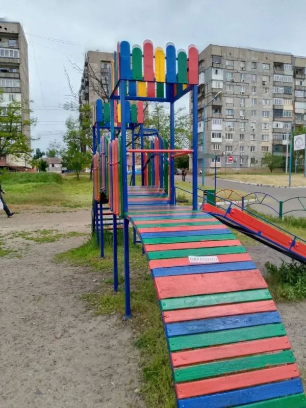 В Снежном продолжаются работы по благоустройству территорий общего пользования В Снежном продолжаются работы по благоустройству территорий общего пользования