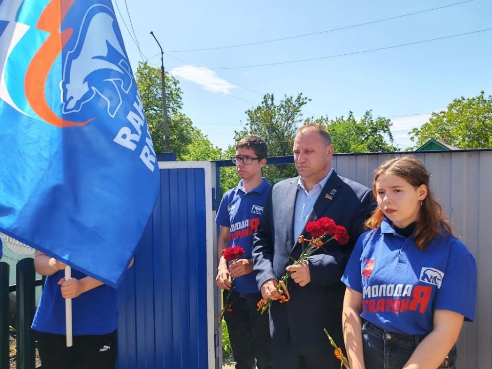 Помним Героя: В Торезе открыли "Парту Героя" и "Звезду Героя" в память о Василии Ткаче! Помним Героя: В Торезе открыли "Парту Героя" и "Звезду Героя" в память о Василии Ткаче!