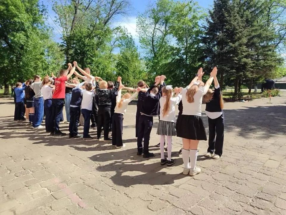 Ценный вклад в копилку добрых дел в рамках акции «Маленькие добрые дела», совершили, представители ГБОУ "Школа № 152 имени Героев-десантников г.о. Донецк", организовав спортивные игры на свежем воздухе для совместного... Ценный вклад в копилку добрых дел в рамках акции «Маленькие добрые дела», совершили, представители ГБОУ "Школа № 152 имени Героев-десантников г.о. Донецк", организовав спортивные игры на свежем воздухе для совместного...