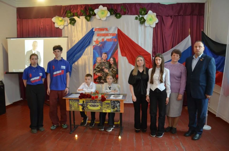 Помним Героя: В Торезе открыли "Парту Героя" и "Звезду Героя" в память о Василии Ткаче! Помним Героя: В Торезе открыли "Парту Героя" и "Звезду Героя" в память о Василии Ткаче!