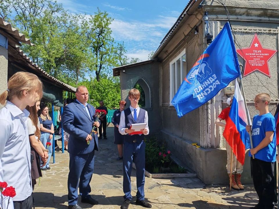 Помним Героя: В Торезе открыли "Парту Героя" и "Звезду Героя" в память о Василии Ткаче! Помним Героя: В Торезе открыли "Парту Героя" и "Звезду Героя" в память о Василии Ткаче!
