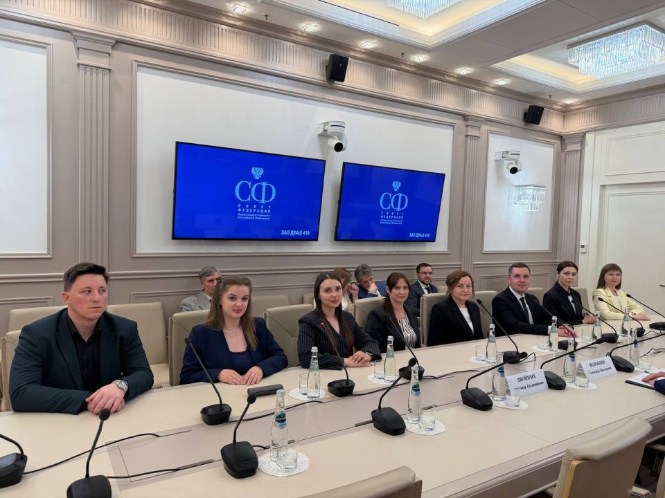 Александр Волошин: Сегодня в Совете Федерации совместно с председателем Комитета по аграрно-продовольственной политике и природопользованию СФ Александром Двойных провели рабочую встречу с делегацией Аппарата Народного... Александр Волошин: Сегодня в Совете Федерации совместно с председателем Комитета по аграрно-продовольственной политике и природопользованию СФ Александром Двойных провели рабочую встречу с делегацией Аппарата Народного...
