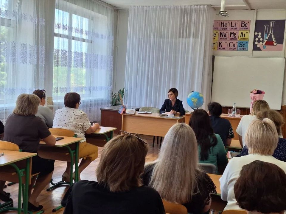 Замглавы администрации Шахтерского округа встретилась с коллективом Средней школы села Малоорловка