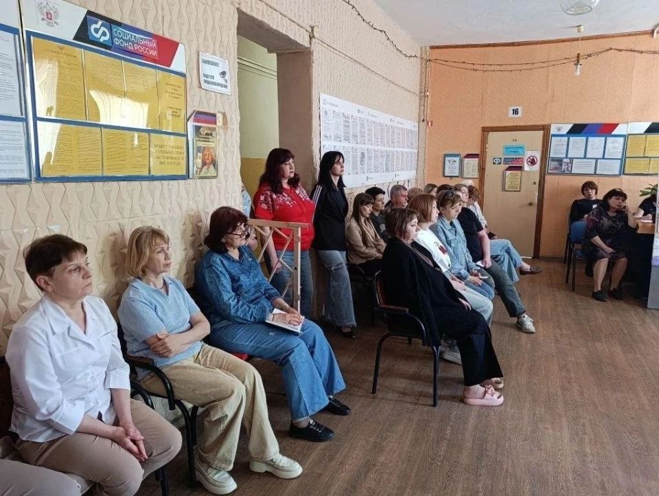 Замглавы администрации Снежного провела встречу с коллективом Социального фонда Замглавы администрации Снежного провела встречу с коллективом Социального фонда