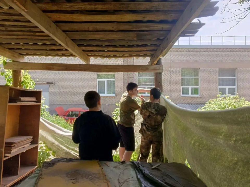 В Снежном юнармейцы провели трудовую акцию на территории школы № 2 В Снежном юнармейцы провели трудовую акцию на территории школы № 2